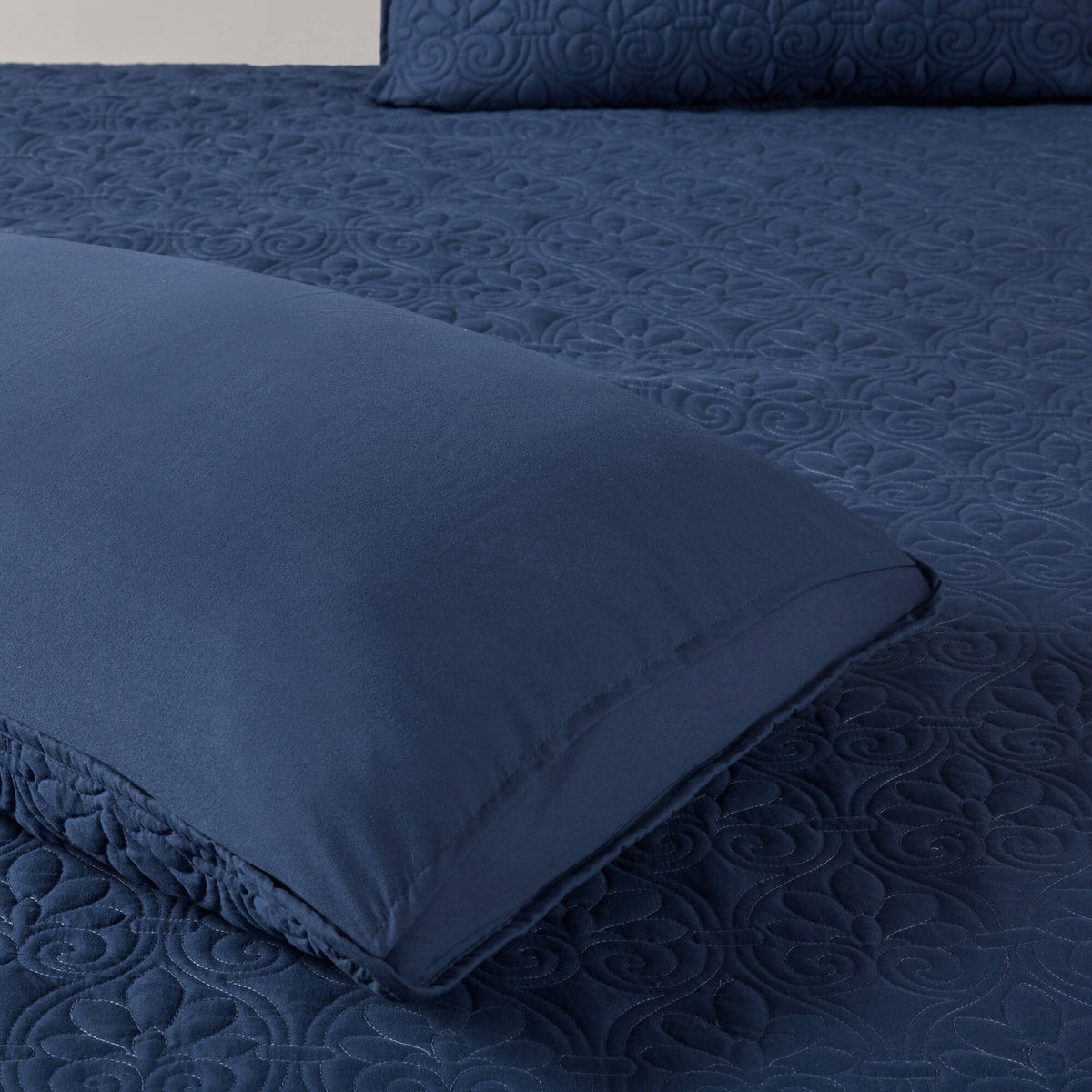 Quebec 3 Piece Split Corner Pleated Quilted Bedspread - Navy