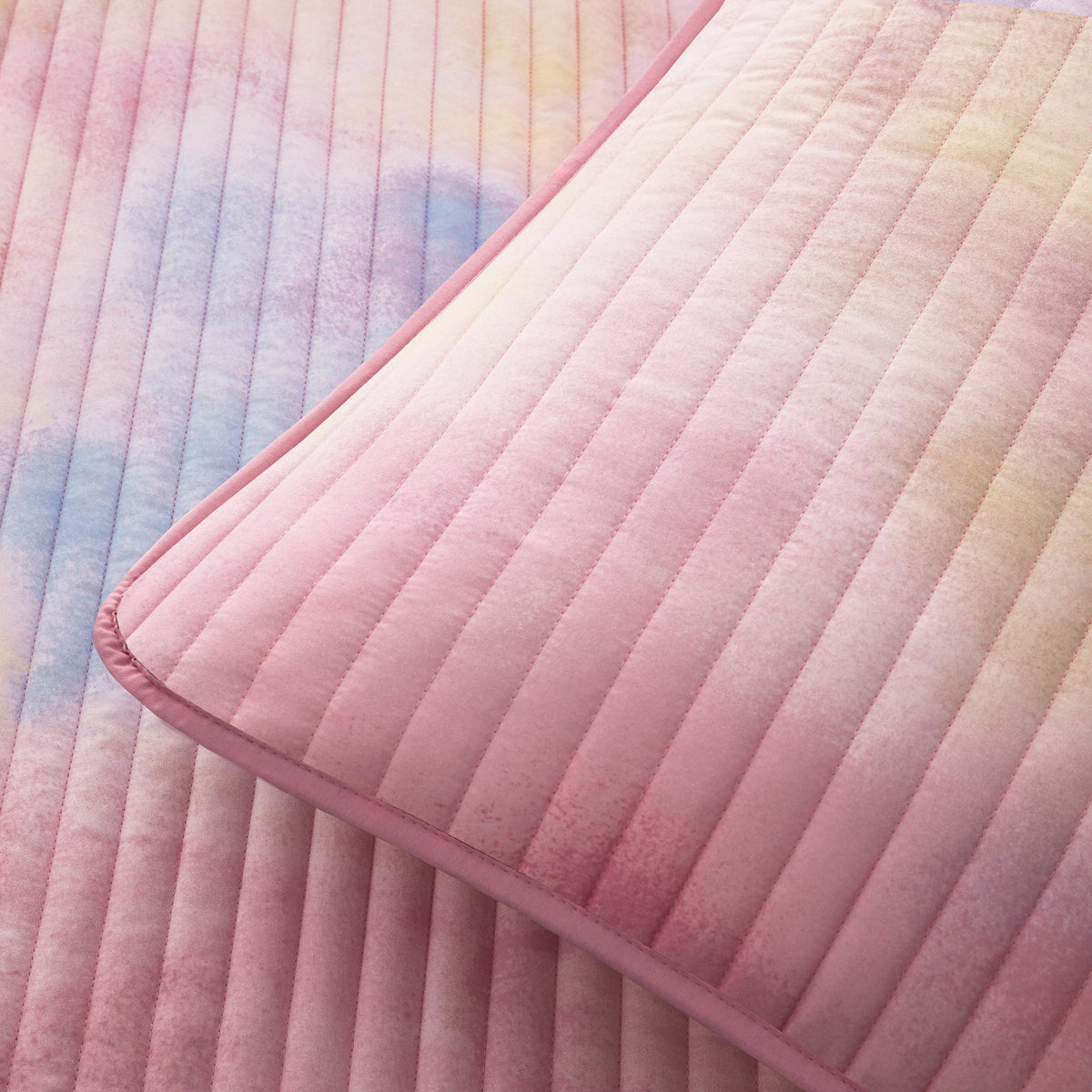 Cassiopeia Watercolor Tie Dye Printed Quilt Set with Throw Pillow - Pink