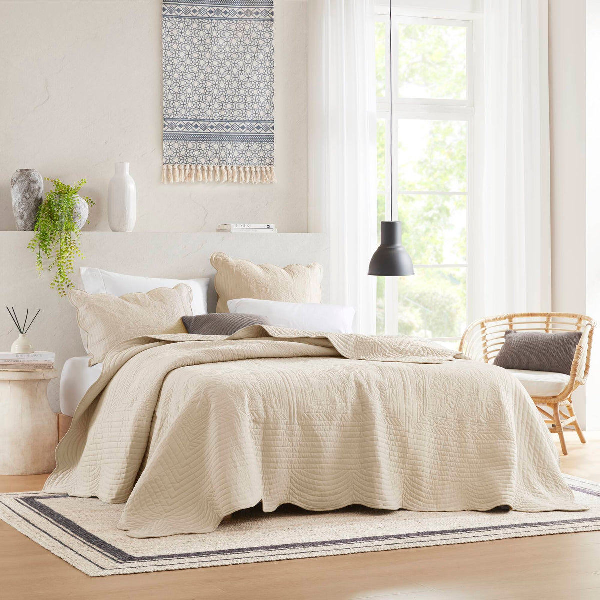 Tuscany 3 Piece Reversible Scalloped Edge Quilt Set - Cream