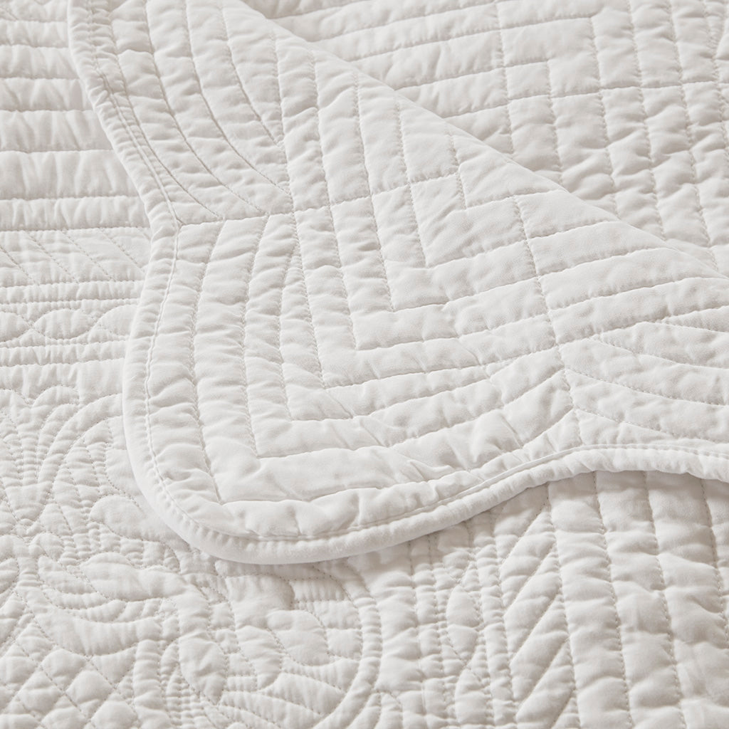 Tuscany Oversized Quilted Throw with Scalloped Edges - White