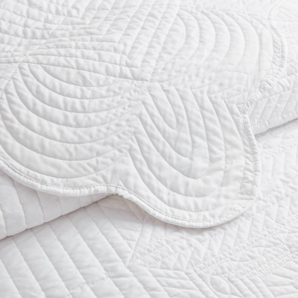 Tuscany 3 Piece Reversible Scalloped Edge Quilt Set - White