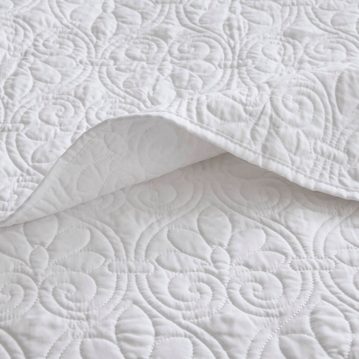 Quebec Reversible Quilt Set - White