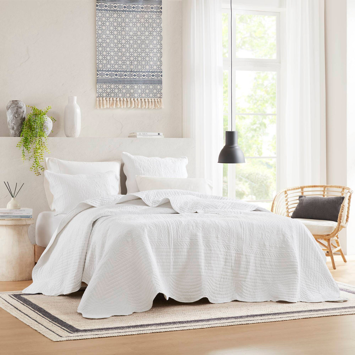 Tuscany 3 Piece Reversible Scalloped Edge Quilt Set - White