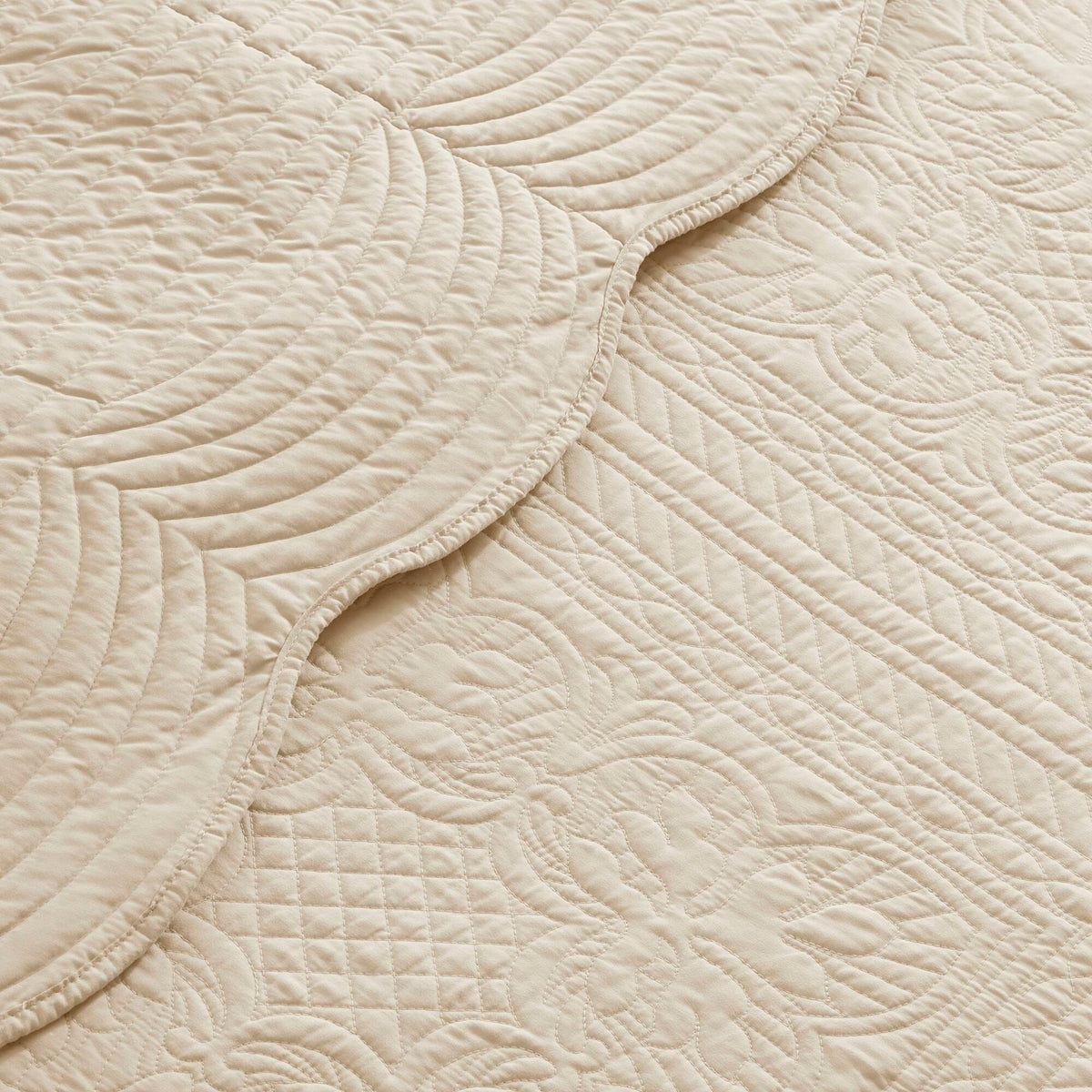 Tuscany 3 Piece Reversible Scalloped Edge Quilt Set - Cream