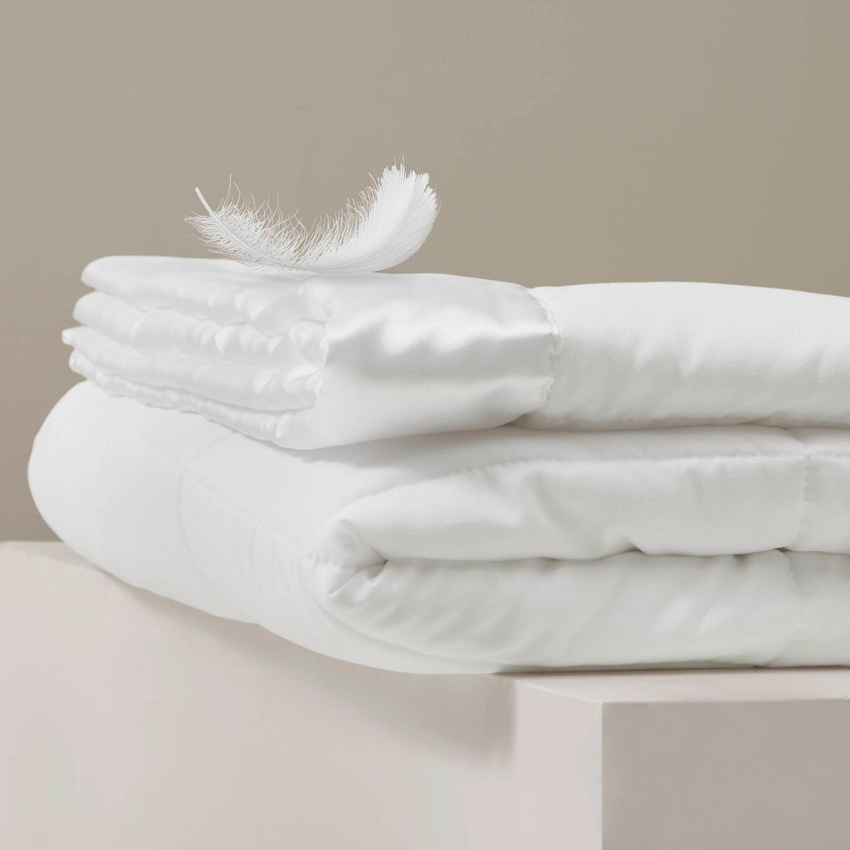 Windom Lightweight Down Alternative Blanket with Satin Trim - White