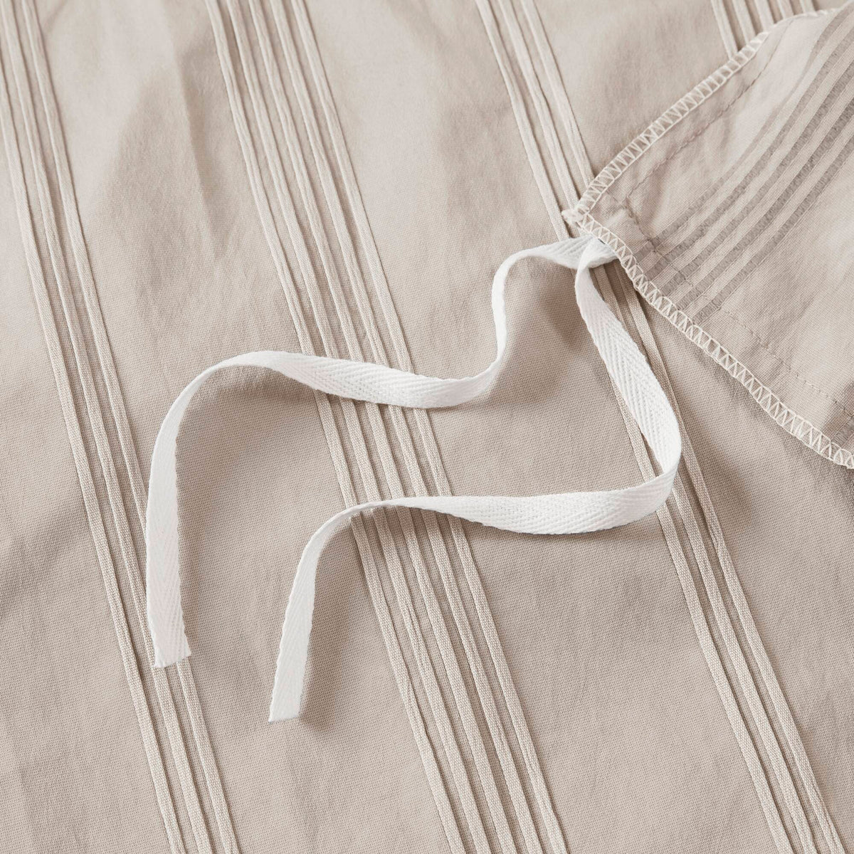 Logan Striped Reversible Pintuck Pleated Duvet Set - Neutral