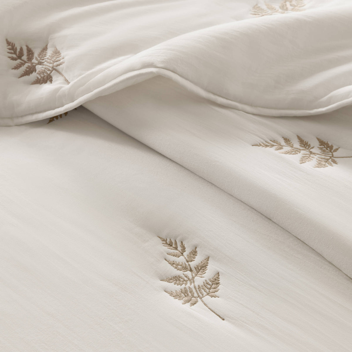 Willow Embroidered Botanical 100% Cotton Lightweight 3 Piece Quilt Set - White/Tan